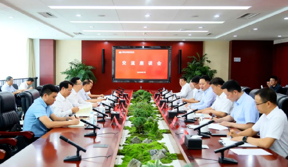 余紅輝與貴州省副省長羅強(qiáng)座談