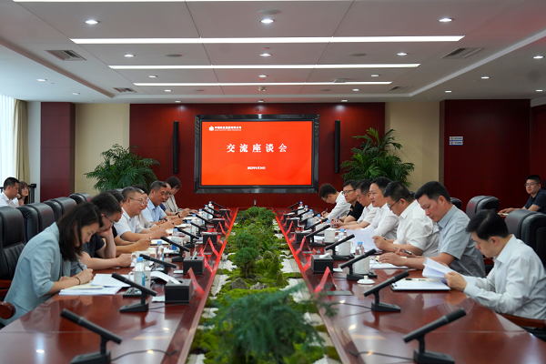余紅輝與北京市石景山區(qū)委副書記、區(qū)長李新座談