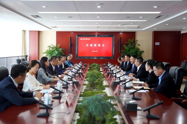 余紅輝與德意志銀行董事總經(jīng)理、投資銀行亞洲區(qū)主席吳窮座談